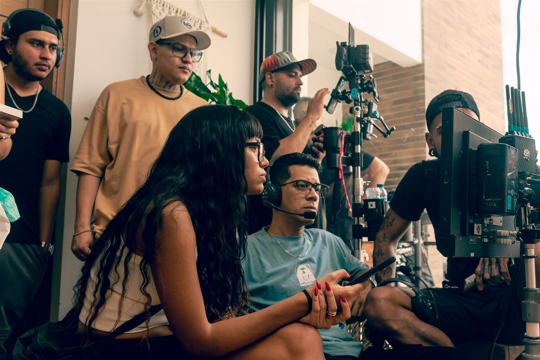 Andrés Brand junto a un equipo de producción durante un rodaje